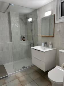 拉纳卡克拉萨斯海滩酒店的带淋浴、盥洗盆和卫生间的浴室