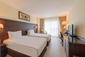 安塔利亚安塔利亚皇冠假日酒店的酒店客房设有两张床和一台平面电视。