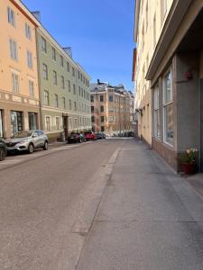 赫尔辛基Central Helsinki Punavuori 40m2 entire flat的城市中一条空荡荡的街道,有建筑
