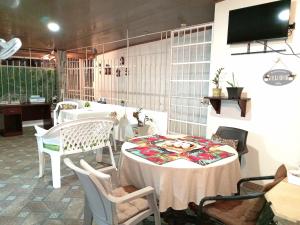 巴拿马城Apartamento a 10 minutos Aeropuerto Tocumen的配有桌椅和电视的客房
