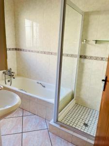博克斯堡Celtis Lane Guest House的带淋浴、浴缸和盥洗盆的浴室