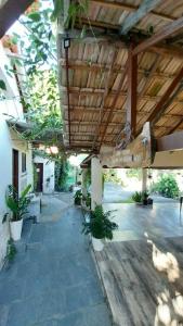 坎普斯戈伊塔卡济斯Casa ampla com Wi-Fi e garagem para dois veículos的户外庭院拥有木制天花板和植物