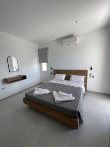 帕莱罗斯Hotel Filoxenia Paleros的一间卧室配有一张床,上面有两条毛巾