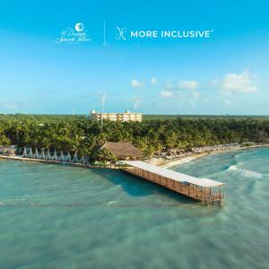 艾库玛尔El Dorado Seaside Palms, Catamarán, Cenote & More Inclusive的水中有一个码头的岛屿