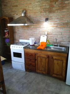 科隆Bungalows Tiempo Libre的厨房配有炉灶和水槽