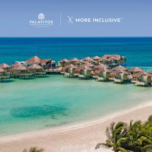 普拉亚卡门Palafitos Overwater Bungalows Catamarán, Cenote & More Inclusive的享有海滩美景,设有水上简易别墅