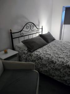 福利亚诺Affittacamere Scenario的一间卧室配有一张床和一张沙发