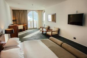 布德瓦阿文拉度假别墅的配有一张床和一台平面电视的酒店客房