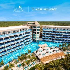 艾库玛尔El Dorado Seaside Suites Catamarán, Cenote & More Inclusive的享有带游泳池的度假村的空中景致