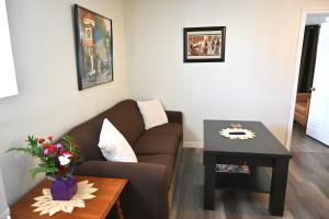 尼亚加拉瀑布Oasis Suite的客厅配有沙发和桌子