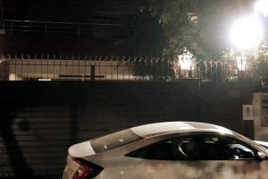 拉合尔Centrally located Villa in the middle of Lahore的夜间停在街上的白色汽车