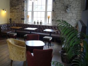Haydon BridgeAnchor Hotel的餐厅设有桌椅和沙发。