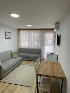 博德鲁姆İZAN VİLLA BAKIŞ APARTMENTS的客厅配有沙发和桌子