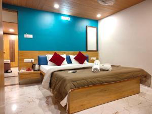 马哈巴莱斯赫瓦尔Woodland farm vila的一间卧室设有一张蓝色墙壁的大床