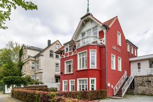 弗伦斯堡Ferienwohnung Kaffeetraum的街上有白色窗户的红色房子