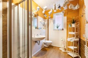 弗伦斯堡Ferienwohnung Kaffeetraum的浴室配有卫生间、盥洗盆和淋浴。