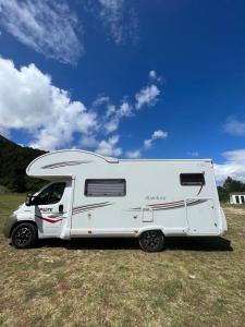 地拉那Camper Rent motorhome Albania的停在田野的白色野营车