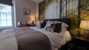 贝德格勒特Plas Tan y Graig B&B Guest House Beddgelert的一间卧室配有带白色床单和枕头的床。