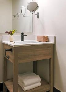 斯科茨The Monarch的浴室配有盥洗盆和镜子