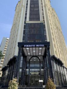 杜尚别BALAND HOTEL DUSHANBE的一座高大的建筑,上面标有读dixon酒店的标志
