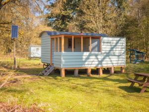 阿利士Bamff Ecotourism的野外的蓝色小房子,带野餐桌