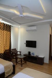 锡卡都Kallisto Resort Skardu的酒店客房设有两张床和一台平面电视。