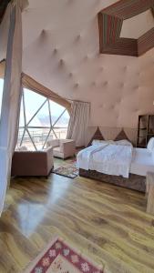 瓦迪拉姆Hasan Zawaideh Camp的一间大卧室,配有一张床和一个大窗户