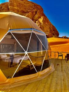 瓦迪拉姆Hasan Zawaideh Camp的沙漠甲板上的帐篷