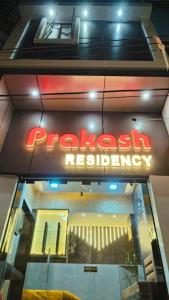 瓦拉纳西Goroomgo Prakash Residency Varanasi Near Kashi Vishwanath Temple的建筑前方带有药房标志的标志