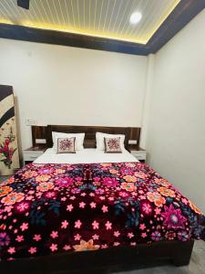 AyodhyaGoroomgo The Ram Krishna Palace Ayodhya - Luxury Room的一间卧室配有一张带鲜花的大床