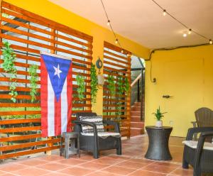 LaresCasa de Campo Vista Hermosa的悬挂在庭院墙上的美国国旗