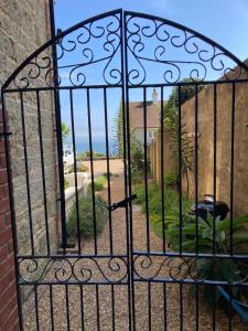 文特诺Gulls Wing Apartment的铁门享有庭院的景色