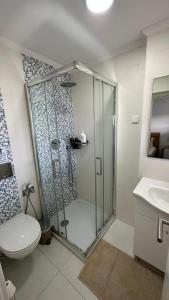 里斯本Quarto Aeroporto的带淋浴、卫生间和盥洗盆的浴室