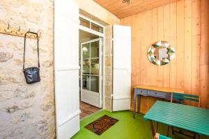 菲雅克"L'Elégante" maison de ville avec jardin的一间设有绿桌和门的房间