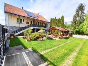 博加奇La Siesta Bogács Apartman的一座房子的图片,在院子里有太阳能电池板