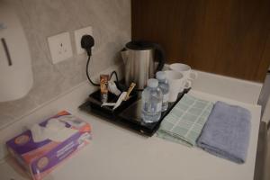 吉达فندق نارس بلس النزهة - Nars Plus Hotel的台面上配有咖啡壶