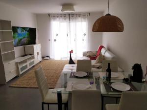 拉特吉塔Apartment 2 bedrooms and terrace的客厅配有桌椅和电视。