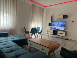 杜伊斯堡Apartment 1 in Duisburg-Mitte, Altstadt的带沙发和电视的客厅