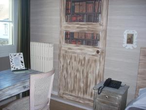 南特城堡酒店的客房设有书桌和带书籍的木门。