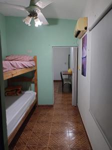 特尔马斯德里奥翁多yusulpayki的客房设有两张双层床和吊扇。