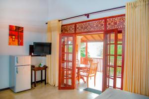 本托塔Lagoon Bentota Resort的厨房设有一扇门,可通往带桌子的庭院。