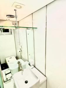 首尔Look Home Guesthouse的一间带水槽和镜子的浴室