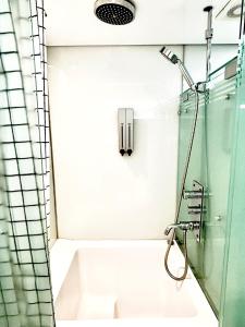 首尔Look Home Guesthouse的带淋浴和盥洗盆的浴室