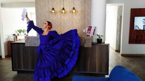 阿雷基帕美丽都德尔修道院宾馆的穿着蓝色衣服的女人在房间里跳舞
