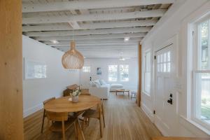 来特斯维比奇Villa Marguerita by WB Abodes的用餐室和带木制天花板的客厅
