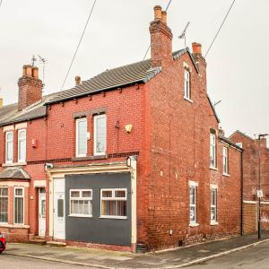 BalbySocial Media Adventure - 3 Bedroom - City Centre - Doncaster的一座古老的红砖建筑,设有车库