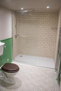 多切斯特The Fox & Hounds Inn的一间带卫生间和浴缸的浴室
