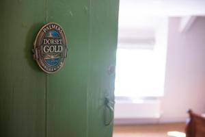多切斯特The Fox & Hounds Inn的门上挂着金色的标牌
