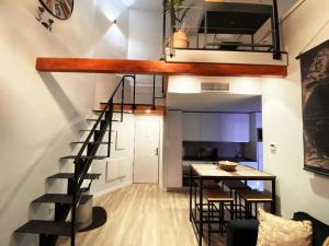 马德里Las Barajas de Saturno的阁楼公寓 - 带楼梯和桌子