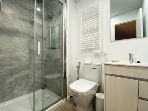 马德里Las Barajas de Saturno的带淋浴、卫生间和盥洗盆的浴室
